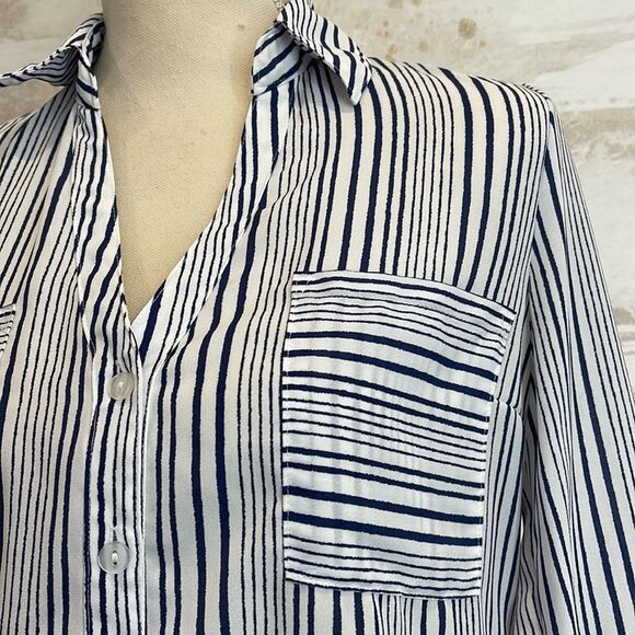 Striped button down blouse‎ with collar - Picture 2 of 6